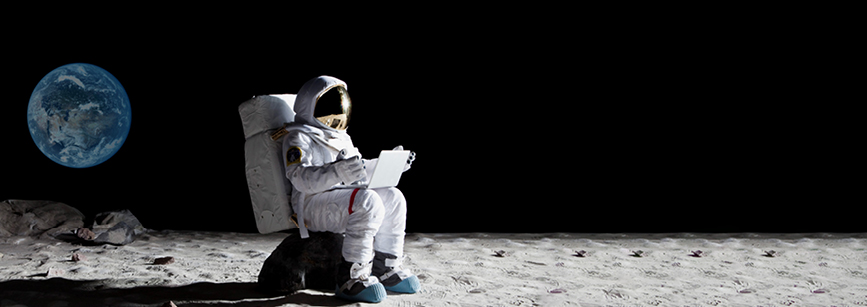 Astronaut im Weltall mit Laptop